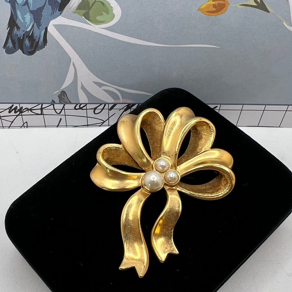 SALE 3/$20**Avon Smooth Textured Bow 1995